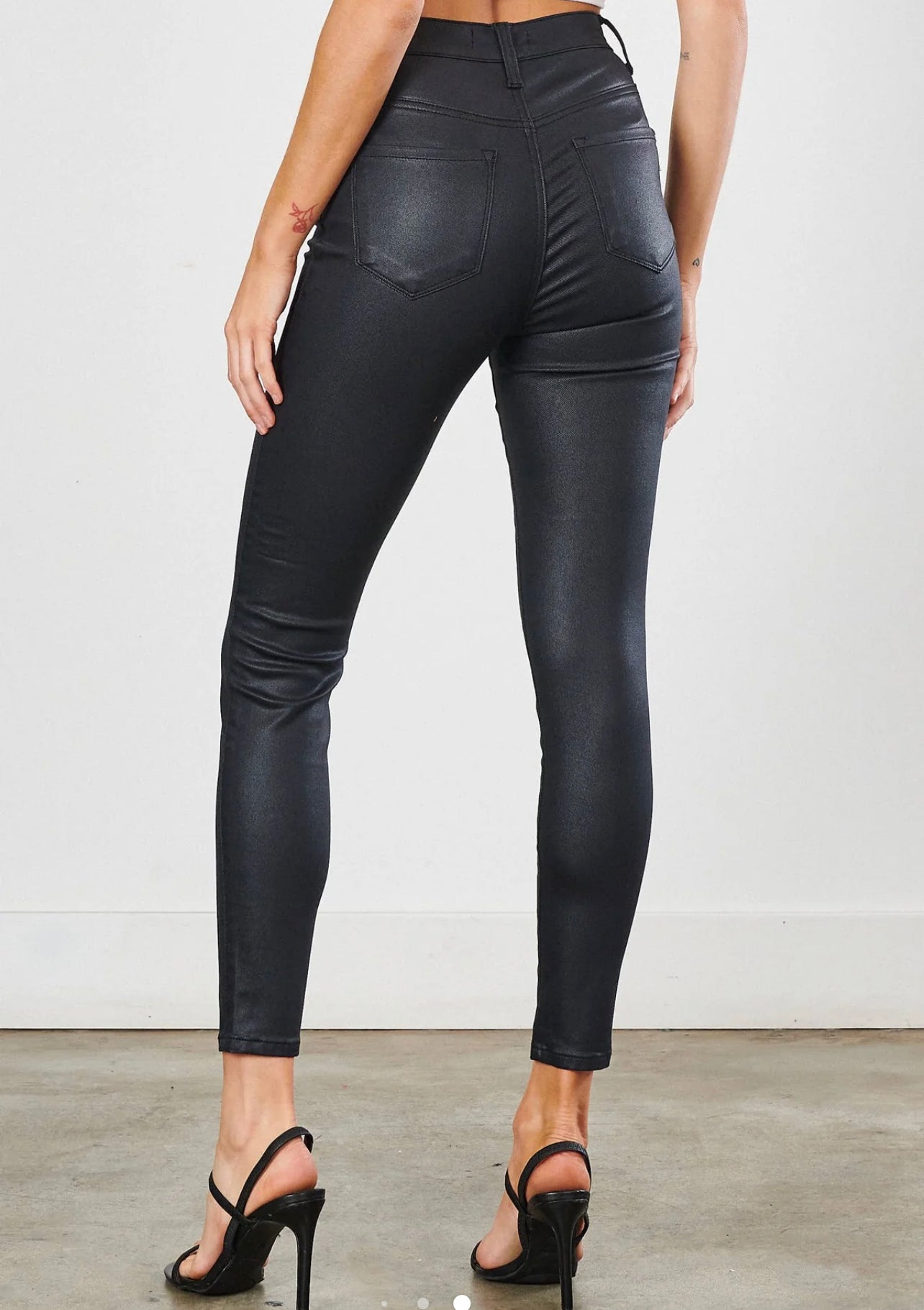 BLACK LEATHER VIBRANT M.I.U